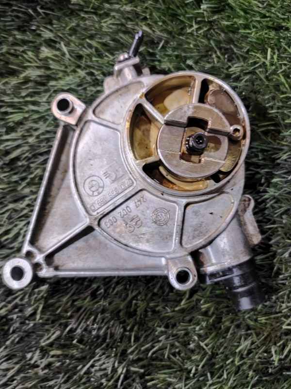 Резиновые прокладки для вакуумного насоса. N20 вакуумный насос. Вакуумная помпа бмв 116. Вакуумный насос n20b20 bmw. Помпа bmw f30 n20.