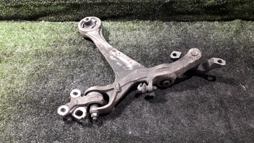 HONDA ロアアーム右純正 レジェンド51350-SJA-023 KB1 HONDA ロアアーム右純正 レジェンド51350-SJA-023 KB1