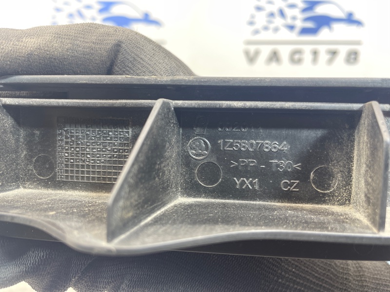Направляющая бампера задняя правая Octavia 2010 A5 CDA 1.8 TSI