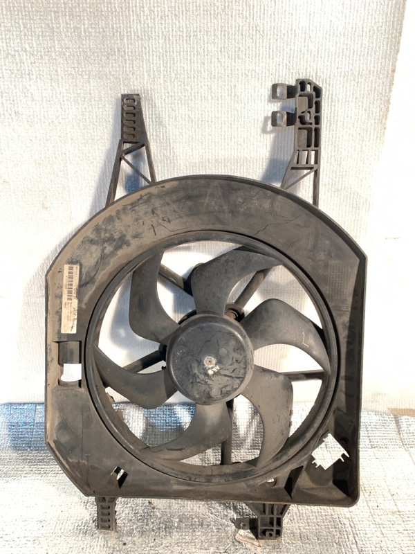 Вентилятор радиатора Vivaro 2002-2010 A 2.0