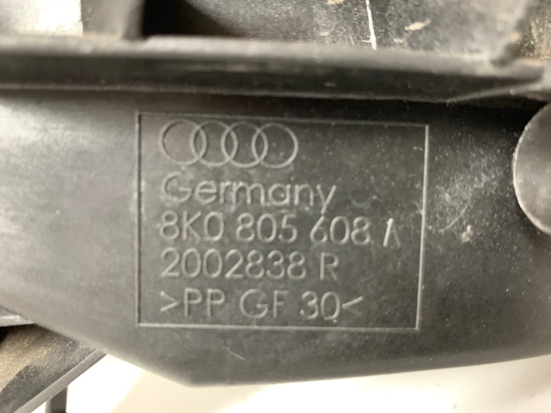 Кронштейн крепления фары правый Audi A4 B8