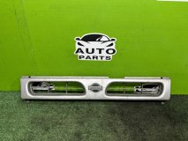 Решетка радиатора NISSAN MISTRAL R20 1996 TD27B