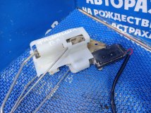 Передний левый замок двери Mazda Familia седан 1998