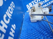 Передний левый замок двери Mazda Familia седан 1998