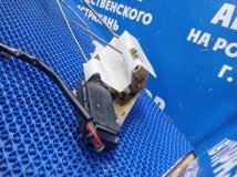 Передний левый замок двери Mazda Familia седан 1998