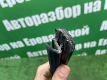 Уплотнитель стекла двери правый передний Renault Sandero 2013 K4M 690