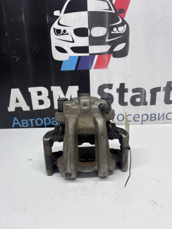 Суппорт тормозной BMW 118i F20 LCI B38B15A 2015 задн. лев. (б/у)