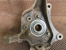 Поворотный кулак левый передний Chrysler Sebring седан 2004