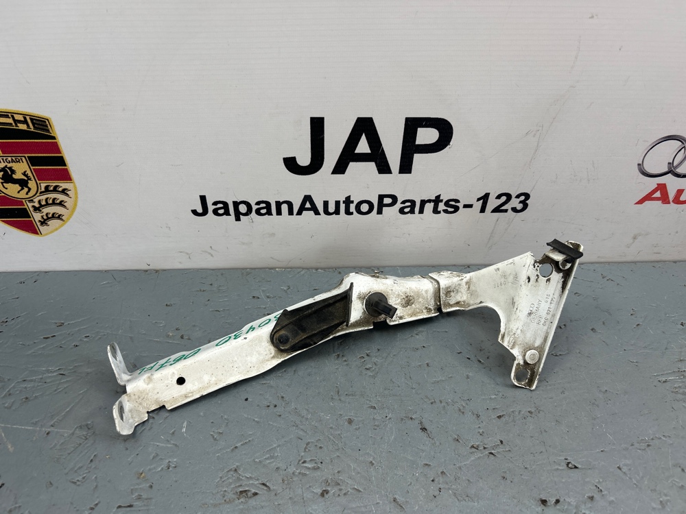 Кронштейн крыла Audi A4 2010 перед. лев. (б/у)