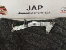 Кронштейн крыла левый передний Audi A4 2009 Кронштейн крыла левый передний Audi A4 2009