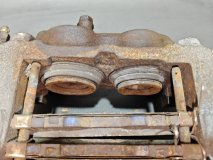 Суппорт тормозной левый передний Toyota Land Cruiser UZJ100L 2001 2UZFE