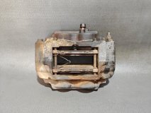 Суппорт тормозной правый передний Toyota Land Cruiser UZJ100L 2001 2UZFE