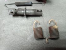 Механизм стояночного тормоза левый задний Toyota Land Cruiser UZJ100L 2001 2UZFE