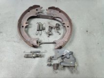 Механизм стояночного тормоза правый задний Toyota Land Cruiser UZJ100L 2001 2UZFE