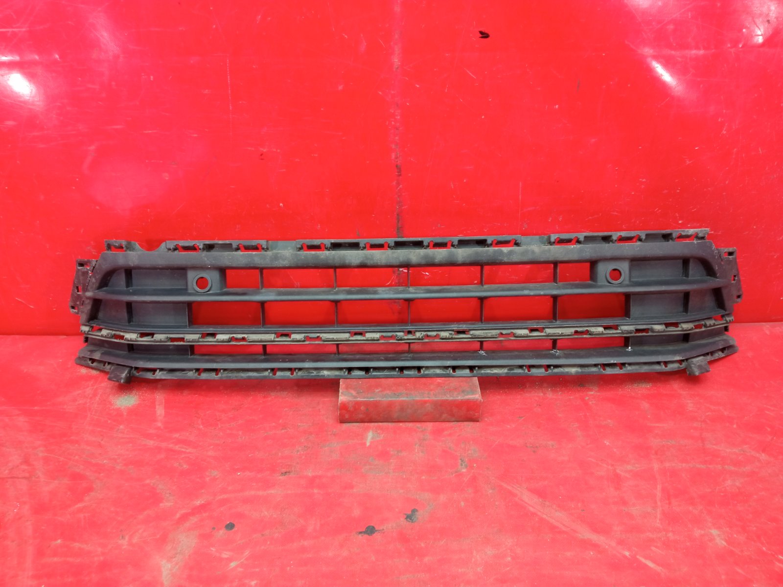 РЕШЕТКА БАМПЕРА VOLKSWAGEN JETTA 6 2014 перед. (б/у)