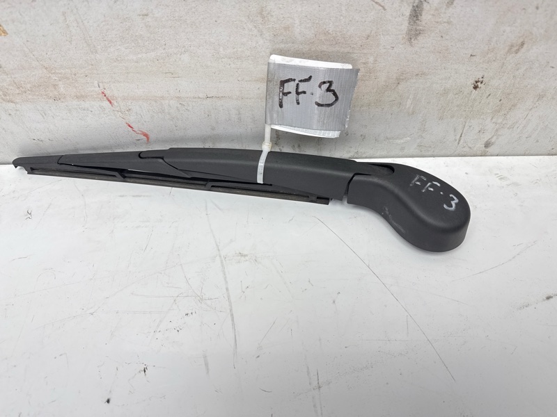 Поводок стеклоочистителя крышки багажника FORD FOCUS ХЕТЧБЭК 2013 задн. (б/у)