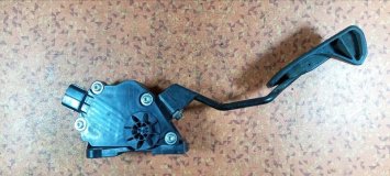 Педаль подачи топлива TOYOTA PRIUS ALPHA ZVW41 2ZRFXE