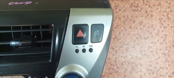 Консоль магнитофона Toyota PRIUS ALPHA ZVW41 2ZRFXE