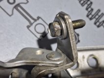 Петли двери левые задние Mitsubishi Lancer Cedia CS2A 2000 4G15