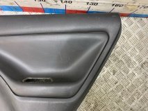 Обшивка двери правая задняя Pontiac Vibe 1 2003 1ZZFE