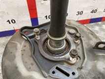 Щит опорный правый задний Toyota Land Cruiser J100 2001 1FZFE