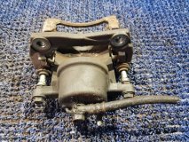 Суппорт левый передний TOYOTA SIENTA NCP85