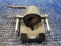 Суппорт левый передний TOYOTA SIENTA NCP85