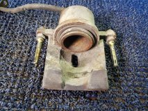 Суппорт левый передний TOYOTA SIENTA NCP85