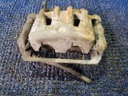 Суппорт левый передний NISSAN ELGRAND NE51 VQ25DE