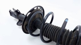 Амортизатор правый передний Toyota RAV4 XA40 2013 3ZR-FE