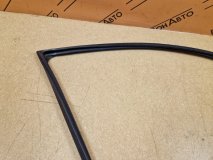 Уплотнитель стекла двери правый передний Toyota Rav4 40