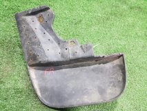 Брызговик правый передний NISSAN Mistral R20 Брызговик правый передний NISSAN Mistral R20