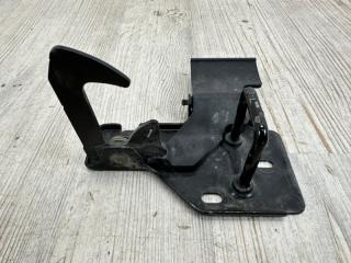 Запчасть крюк замка капота VW Amarok 2010-2021