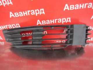 Запчасть накладка бампера передняя правая Volkswagen Passat 2001