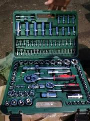 Набор инструментов 108 предметов при ремонте автомобиля или бытовой техники