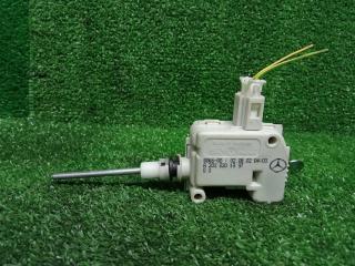 Замок лючка бензобака Mercedes-Benz CLK240 W209 2002 M112E26 112.912 (2.6) Замок лючка бензобака Mercedes-Benz CLK240 W209 2002 M112E26 112.912 (2.6)