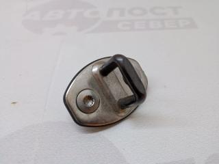 Запчасть ответная часть замка двери задняя левая Volkswagen Tiguan 2010