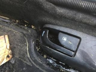 Запчасть кнопка открывания лючка бензобака Mazda Familia 8 2000