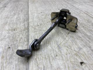 Ограничитель двери левый передний Renault Sandero Хетчбэк 2012 1.6 K7M710 UG45927 Ограничитель двери левый передний Renault Sandero Хетчбэк 2012 1.6 K7M710 UG45927