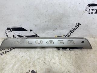 Накладка крышки багажника Toyota Kluger БУ