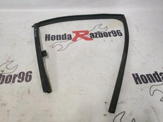 Уплотнитель стекла задний правый Honda Accord 2007