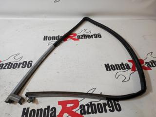 Уплотнитель стекла передний левый Honda CR-V 2006