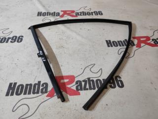 Уплотнитель стекла задний правый Honda Civic 2008