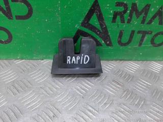 Запчасть накладка замка багажника Skoda Rapid 2014-2020
