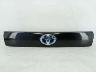 Накладка двери багажника задняя Toyota Prius Alpha 2011-2021