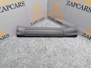 Запчасть накладка порога салона задняя правая Mazda 3