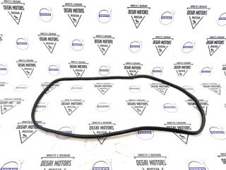 Уплотнительная резинка передняя правая Volvo S80 2004
