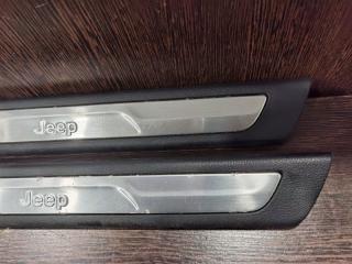 Накладка порога салона передняя Grand Cherokee 2010-2013 WK2 3.0 TDI Накладка порога салона передняя Grand Cherokee 2010-2013 WK2 3.0 TDI